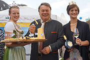 Minister Brunner mit der Bayerischen Milchprinzessin Carola Reiner und der Fränkischen Weinkönigin Christin Ungemach (©Foto: Martin Schmitz)